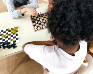 Com muita animação e concentração, xadrez reúne as crianças para